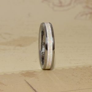 Bague commémorative sur mesure opale blanche en tungstène avec cendres intégrées