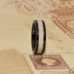 Bague commémorative sur mesure en céramique noire avec cendres intégrées