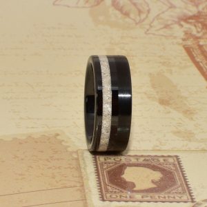 Bague commémorative sur mesure en céramique noire 8 mm fini brossé avec cendres intégrées