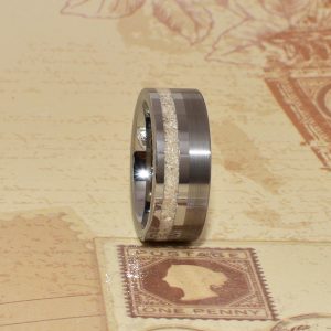Bague commémorative sur mesure en tungstène 8 mm fini brossé avec cendres intégrées